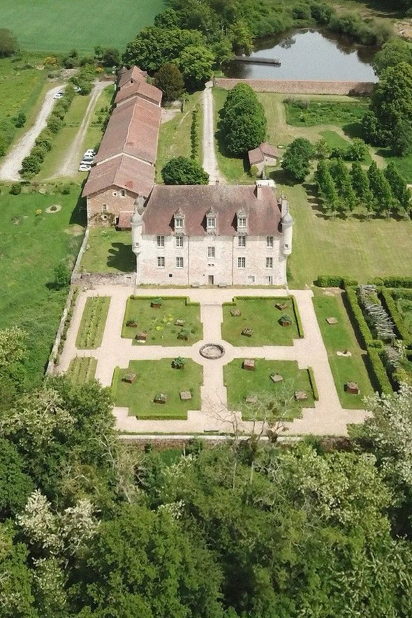 vue-aerienne-du-chateau-de-la-borie.jpg